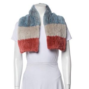 100% rabbit. Excellent condition. No visible signs of wear.